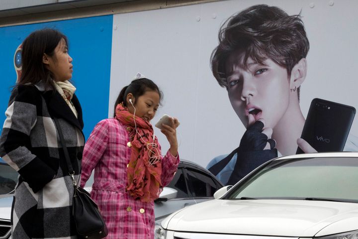 Αφίσα με το ίνδαλμα της νεολαίας Lu Han, ο οποίος θεωρείται ως ο "Κινέζος Justin Bieber" 
