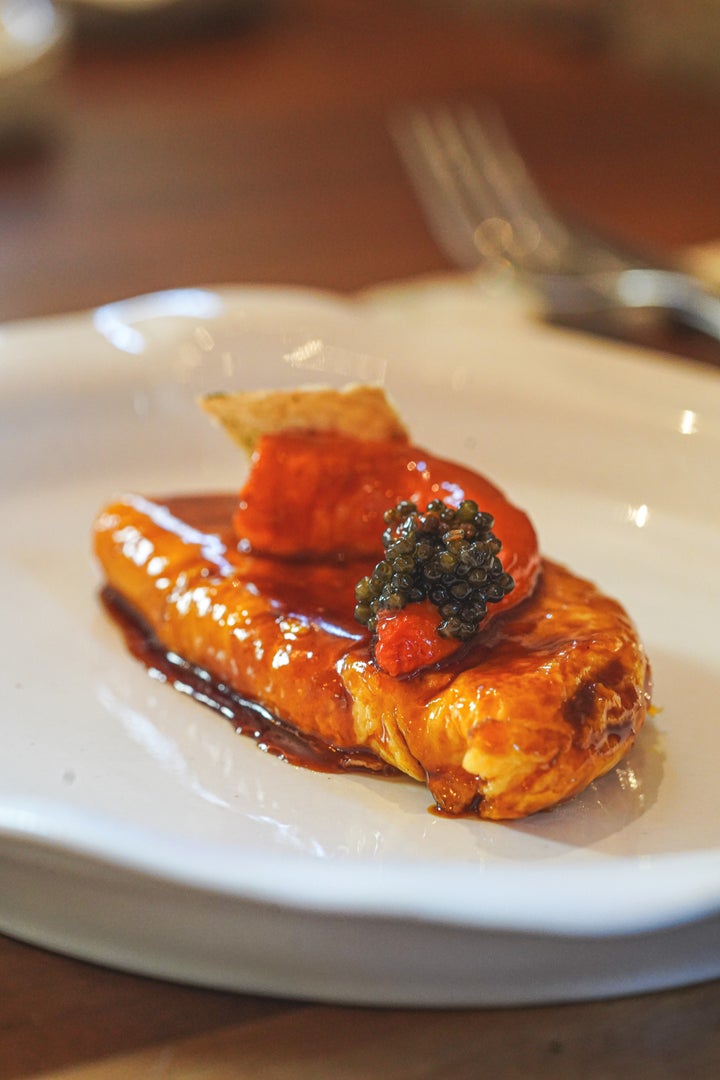 Tortilla no vaga con alistado, caviar y jugo de ave.