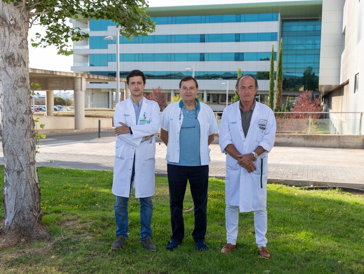 El doctor Segura-Sampedro, junto a dos compañeros del hospital Son Espases.