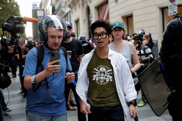 Joachim Son-Forget (à droite) photographié le 24 juillet lors d'une manifestation anti-pass sanitaire à Paris.