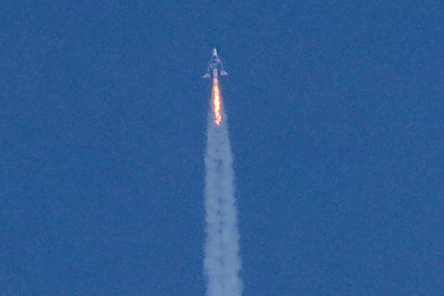 Le vol de Richard Branson vers l'espace en juillet ne s'est pas déroulé aussi bien qu'annoncé (photo prise au décollage du vaisseau de Virgin Galactic le 11 juillet 2021.) REUTERS/Joe Skipper