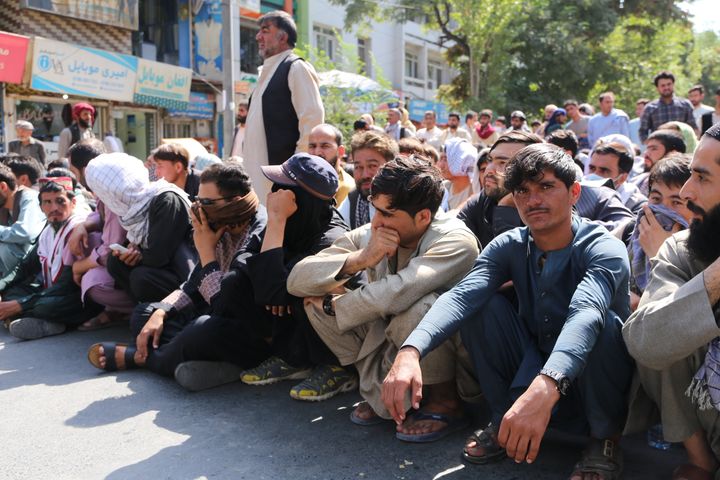 Αφγανοί παρατάσσονται έξω από μια τράπεζα για να πάρουν μετρητά μετά την εξαγορά των Ταλιμπάν.