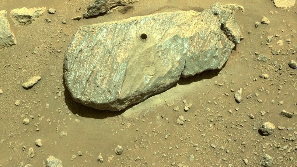 Το τρυπάνι του ρομποτικού οχημάτος Perseverance έκανε μια τρύπα ακρίβειας σε μια παχιά πλάκα του Αρη που ονομάστηκε "Rochette"
