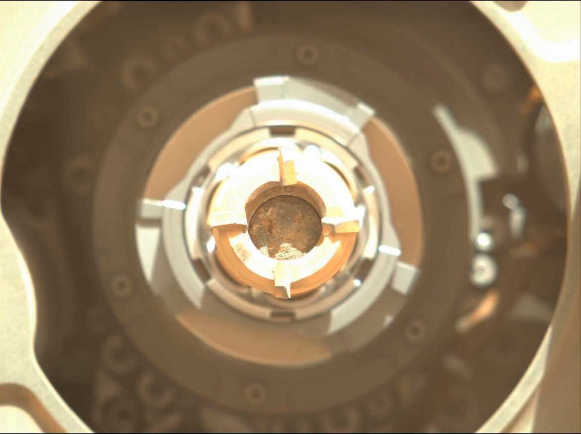Αυτή την Τετάρτη, 1 Σεπτεμβρίου 2021, η φωτογραφία που έγινε διαθέσιμη από τη NASA δείχνει το πρώτο δείγμα βράχου από τον Αρη που προορίζεται να έρθει στη Γη. Το δείγμα ελήφθη από το ρομπότ Perseverance. Πριν από ένα μήνα, το Perseverance τρύπησε σε πολύ πιο μαλακό βράχο και το δείγμα θρυμματίστηκε και δεν μπήκε μέσα στον σωλήνα τιτανίου. Το rover κατευθύνθηκε μισό μίλι σε ένα καλύτερο σημείο δειγματοληψίας για να προσπαθήσει ξανά. Τα μέλη της ομάδας ανέλυσαν δεδομένα και εικόνες πριν ανακοινώσουν την επιτυχία. (NASA/JPL-Caltech/ASU μέσω AP)