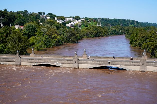 Ο πλημμυρισμένος ποταμός Schuylkill.