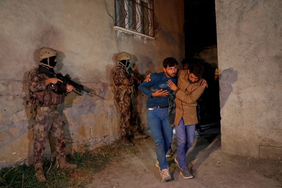 Las fuerzas de seguridad turcas detienen a un grupo de afganos, localizados en casa de un coyote, en...