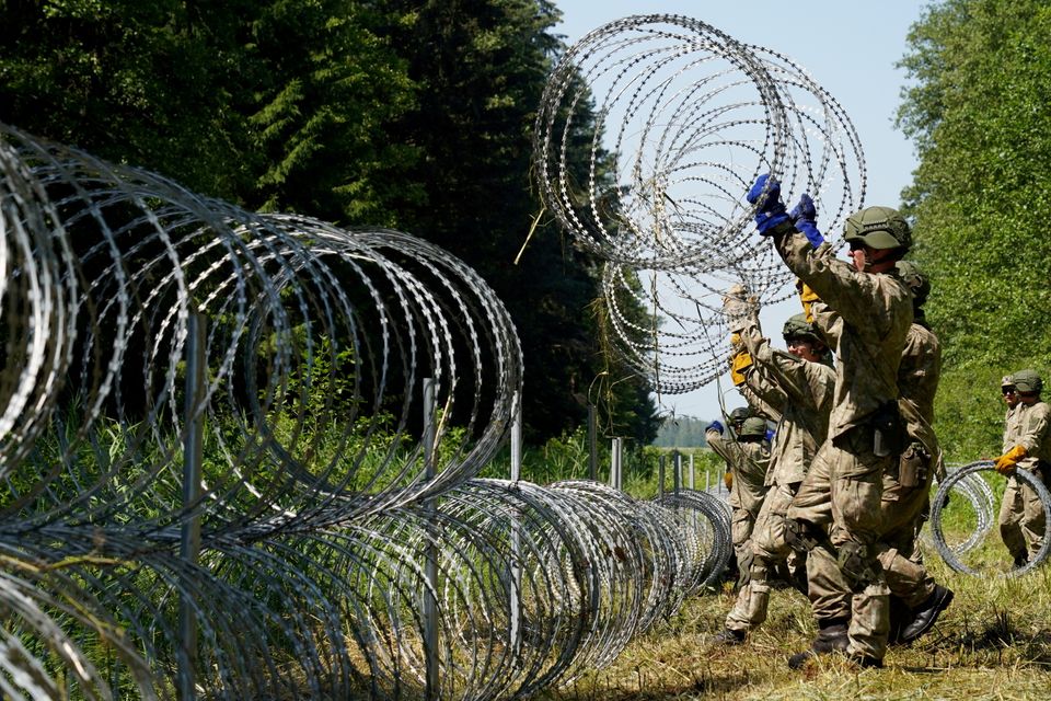 Soldados lituanos colocan alambrada en su frontera con Bielorrusia para evitar la entrada de