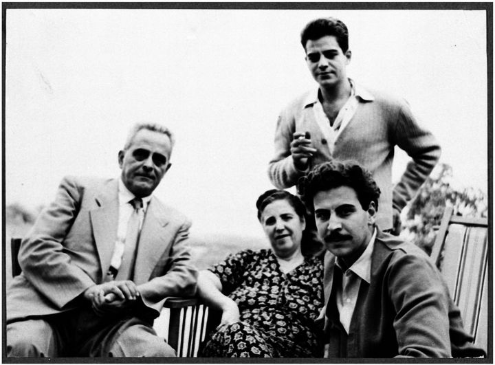 Ο Μίκης με τους γονείς του Γιώργο και Ασπασία και τον αδελφό του Γιάννη, πριν το 1954, στο πατρικό του σπίτι στον Γαλατά Χανίων