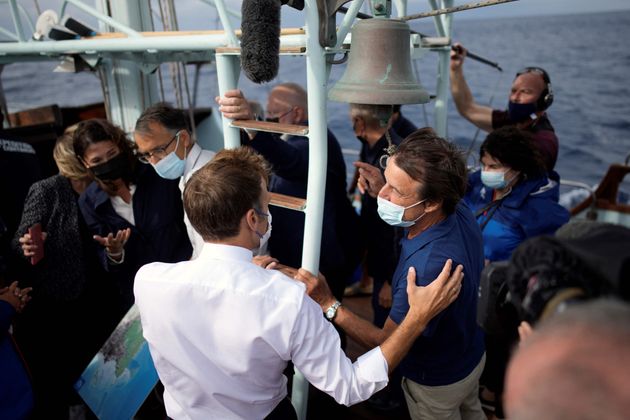 Le président Emmanuel Macron échange avec l'ex-ministre de la transition Ecologique Nicolas Hulot dans les calanques, à Marseille, le 3 septembre 2021.