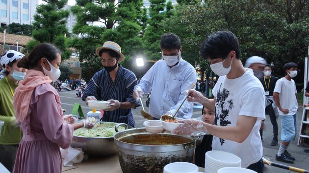 炊き出しをするハールーンさん（真ん中）や大学生たち