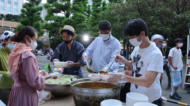 炊き出しをするハールーンさん（真ん中）や大学生たち