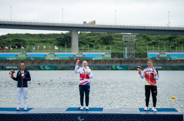 La canoéiste Nelia Barbosa (à gauche), entourée des athlètes Laura Sugar (au centre) et de Felicia Laberer (à droite) sur le podium de la finale de canoé 200 m KL3 le 4 septembre 2021 aux Jeux paralympiques de Tokyo.