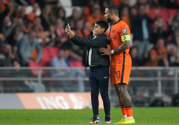 Un jeune fan prend un selfie sur le terrain avec Memphis Depay lors de Pays-Bas-Monténégro, à Eindhoven, le 4 septembre 2021.