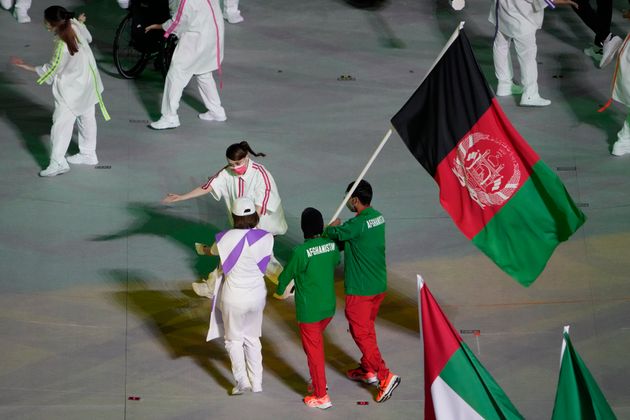 アフガニスタン選手2人は 旗手として国旗を運んだ パラリンピック閉会式を写真で伝えます ハフポスト