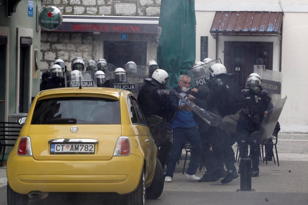 Οργή και βίαια επεισόδια στο Μαυροβούνιο για την ενθρόνιση του νέου