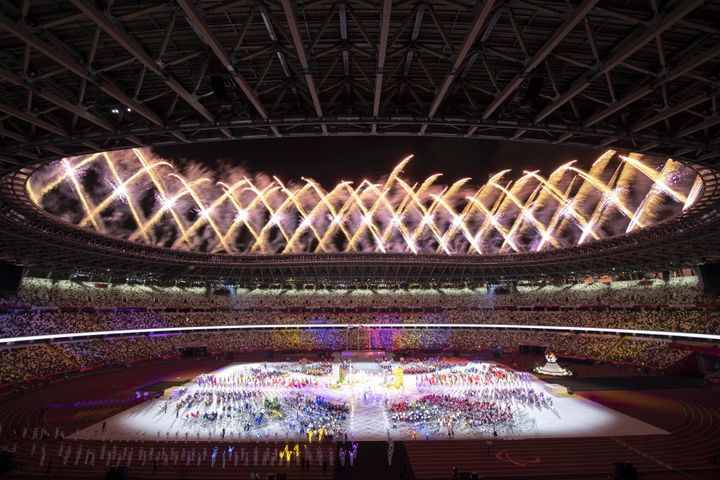Πυροτεχνήματα φωτίζουν τον ουρανό πάνω από το Ολυμπιακό Στάδιο κατά την τελετή λήξης των Παραολυμπιακών Αγώνων Τόκιο 2020 στο Τόκιο στις 5 Σεπτεμβρίου 2021.