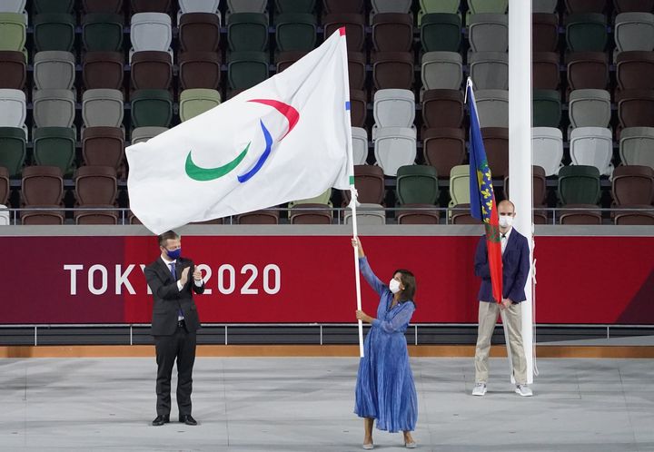 Τελετή Λήξης στο Ολυμπιακό Στάδιο. Η Anne Hidalgo, Δήμαρχος του Παρισιού, κρατά την Παραολυμπιακή σημαία δίπλα στον Andrew Parsons, Πρόεδρο της Διεθνούς Παραολυμπιακής Επιτροπής. Οι επόμενοι Θερινοί Παραολυμπιακοί Αγώνες θα διεξαχθούν στο Παρίσι το 2024. 