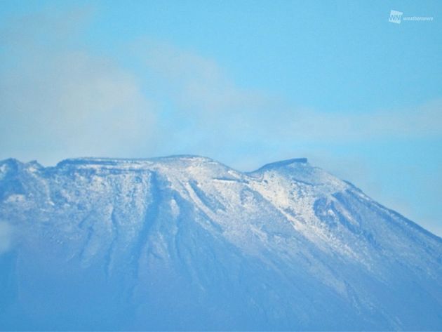 静岡県三島市から見た富士山頂の雪化粧（6日6時過ぎに撮影）