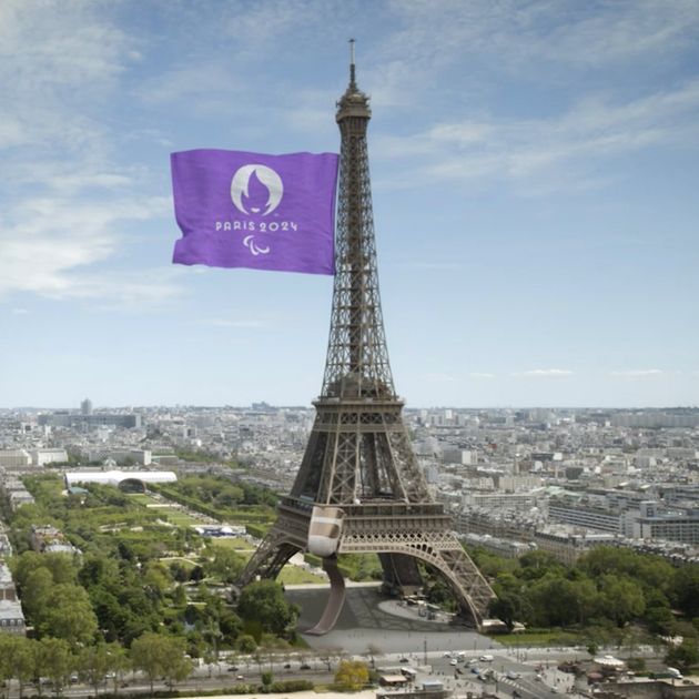 パリの大会組織委員会が投稿したエッフェル塔の脚の一部を義足にした画像