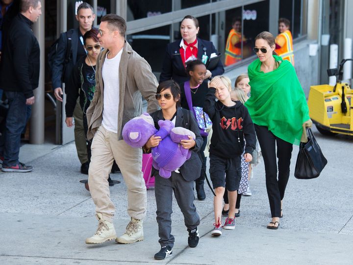 ロサンゼルス国際空港に到着したアンジェリーナ・ジョリー氏とブラッド・ピット氏と子ども達（2014年2月5日）
