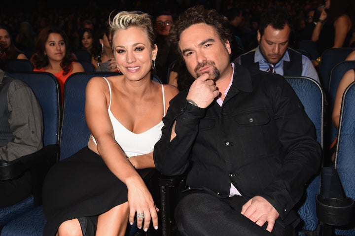 Kaley Cuoco y Johnny Galecki en los People's Choice Awards de 2015.