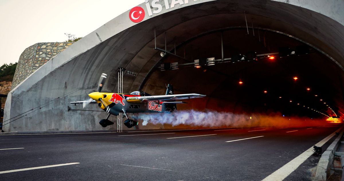 もはや絶句。レッドブルの飛行機がトンネルを超低空飛行で通過してギネス世界記録【動画】