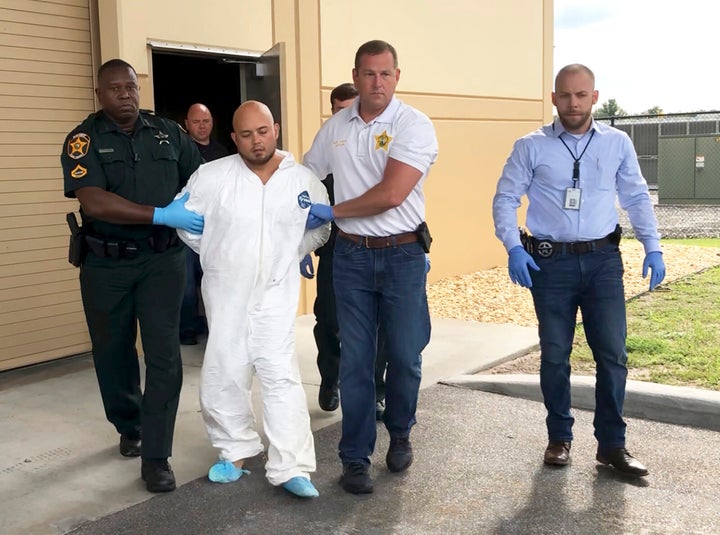 Bryan Riley, sospechoso de asesinato cuádruple, es dirigido desde la Oficina del Sheriff del Condado de Polk en Lakeland, Florida, el domingo 5 de septiembre.