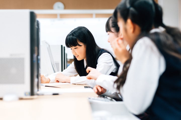 コンピューターを使って学習する生徒のイメージ写真