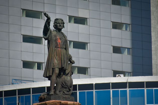La statue de Christophe Colomb peinte en rouge lors d'une manifestation à Mexico, le 9 juin