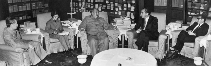 1972年2月のニクソン大統領（右から２番目）訪中。中国の毛沢東・党主席（中央）と会談するニクソン大統領。一番右はキッシンジャー大統領補佐官。一番左は周恩来総理