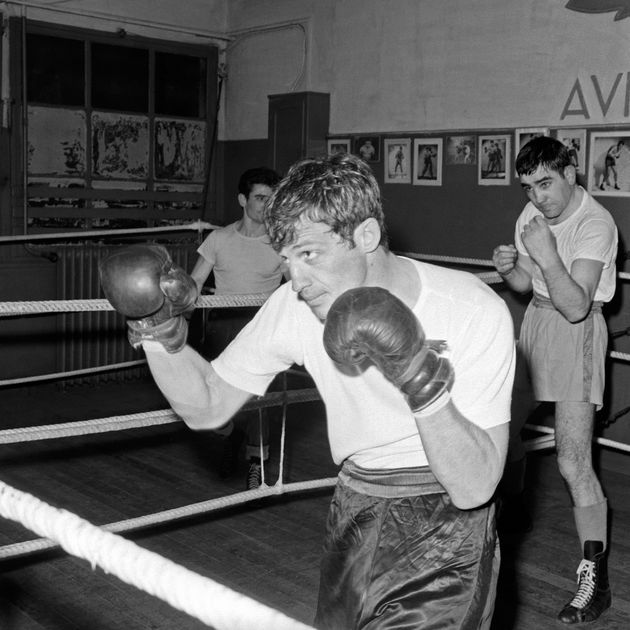 Jean-Paul Belmondo sur un ring de boxe (Photo Jean Claude Mallinjod\INA via Getty