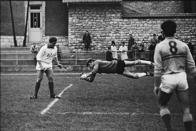 Jean-Paul Belmondo joue au football en novembre 1964,