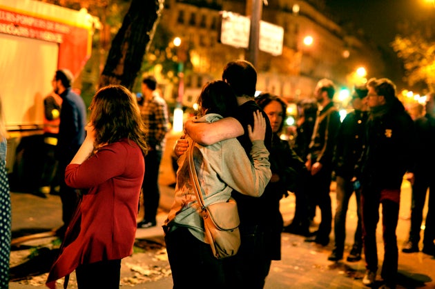 Des Parisiens devant le Bataclan, le soir du 13 novembre 2015 après les attentats