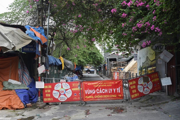 Au Vietnam, une quarantaine stricte a été mise en place pour tenter de limiter la propagation de l'épidémie de covid-19. Avec des sanctions dures pour ceux qui transigent.