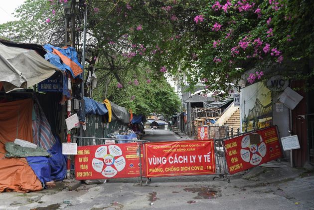 Au Vietnam, une quarantaine stricte a été mise en place pour tenter de limiter la propagation de l'épidémie de covid-19. Avec des sanctions dures pour ceux qui transigent.