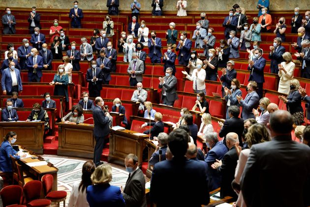 Des députés applaudissent pour exprimer leur soutien au président français après qu'il a été giflé par un homme lors d'un voyage dans le sud-est de la France, lors d'une séance de questions au gouvernement à l'Assemblée nationale à Paris le 8 juin 2021. (Photo par Ludovic MARIN / AFP) (Photo par LUDOVIC MARIN/AFP via Getty Images)