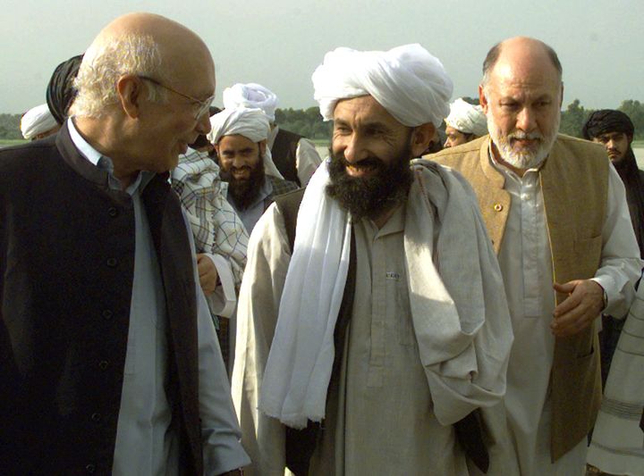 Ο Χασάν Αχούντ στο κέντρο της φωτογραφίας συνομιλεί με τον υπουργό Εξωτερικών του Πακιστάν.