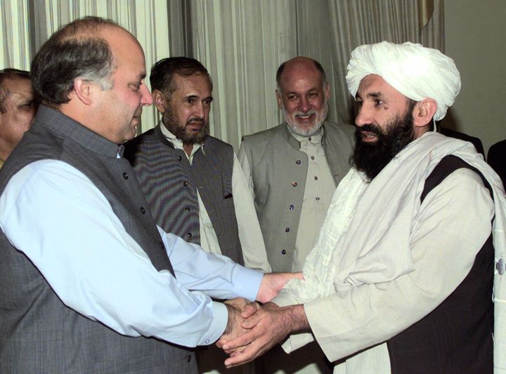 Ο Χασάν Αχούντ σε συνάντηση του με τον πρώην πρωθυπουργό του Πακιστάν, Ναουάζ Σαρίφ στο Ισλαμαμπάντ.