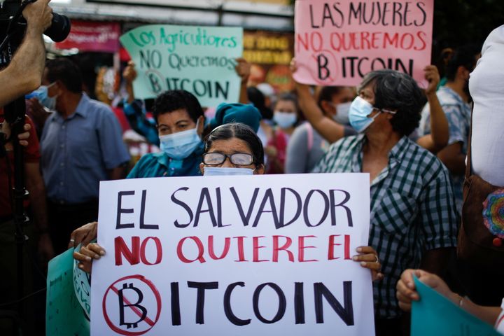 Διαδηλωτής κρατά πλακάτ που γράφε "Το Σαλβαδόρ δεν θέλει τα Bitcoin" (7/9/2021)