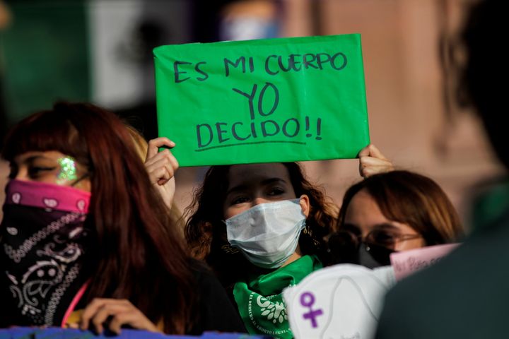 "Δικό μου το σώμα. Εγώ αποφασίζω". Γυναίκες πανηγυρίζουν στο Μεξικό για την απόφαση του Ανωτάτου Δικαστηρίου. 
