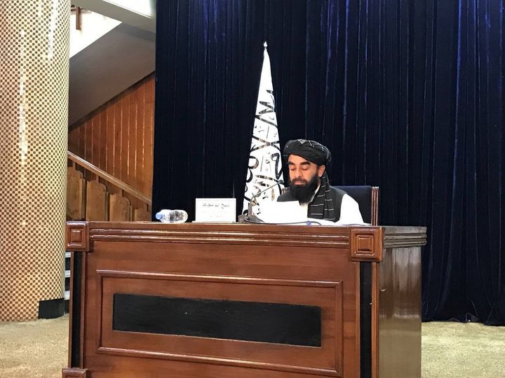 Ο εκπρόσωπος Τύπου των Ταλιμπάν Ζαμπιουλλάχ Μουτζαχίντ ανακοινώνει τη σύνθεση της νέας κυβέρνησης στο Αφγανιστάν