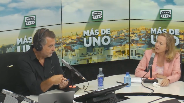 Nadia Calviño, durante su entrevista con Carlos Alsina.