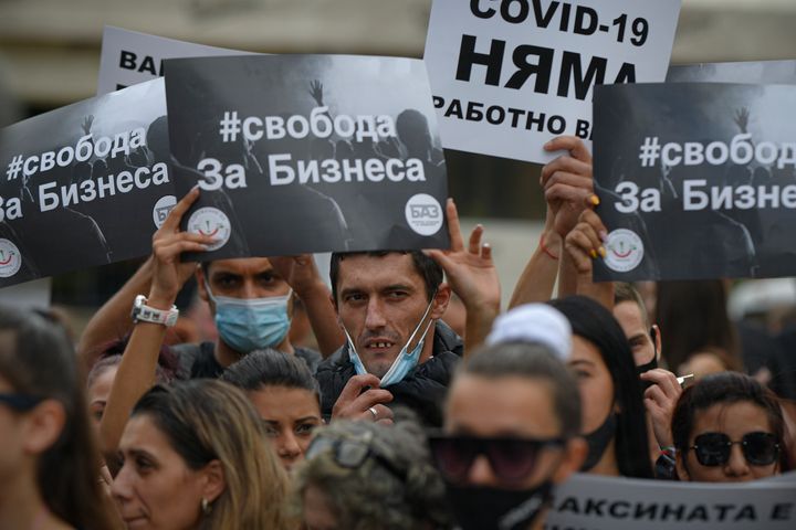 Συγκέντρωση υπαλλήλων εστίασης στο Βέλικο Τάρνοβο, με σύνθημα "Δεν υπάρχει COVID-19 - Πάμε πίσω στην δουλειά".