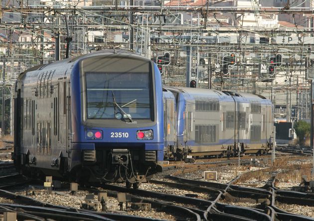 Pour la 1ère fois, la SNCF va perdre l'exploitation d'une ligne TER au profit de Transdev, cette dernière entreprise l'ayant emporté dans un appel d'offre lancé par la région PACA (photo d'archive d'un TER entrant en gare de Marseille en 2005).