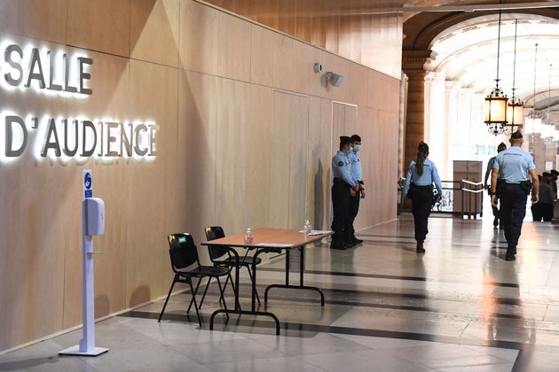 Des gendarmes devant la salle d'audience où va se dérouler le procès des attentats du 13-Novembre à partir du mercredi 8 septembre 2021, à Paris.