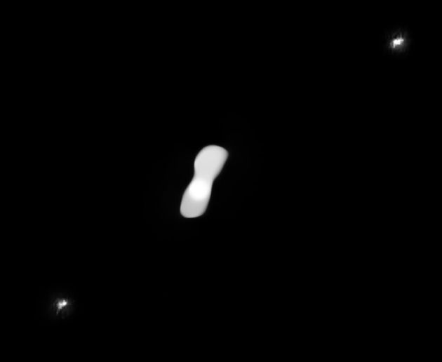 Les deux lunes, AlexHelios et CleoSelene, gravitant autour de Cléopâtre (au centre),...