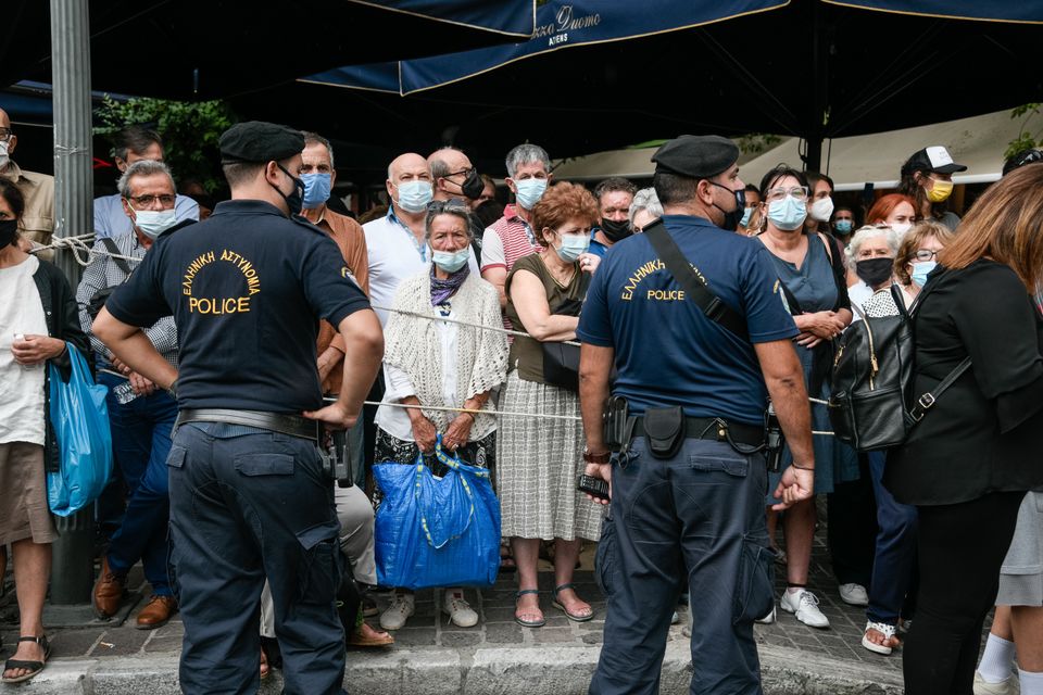 Η Ελλάδα αποχαιρετά τον