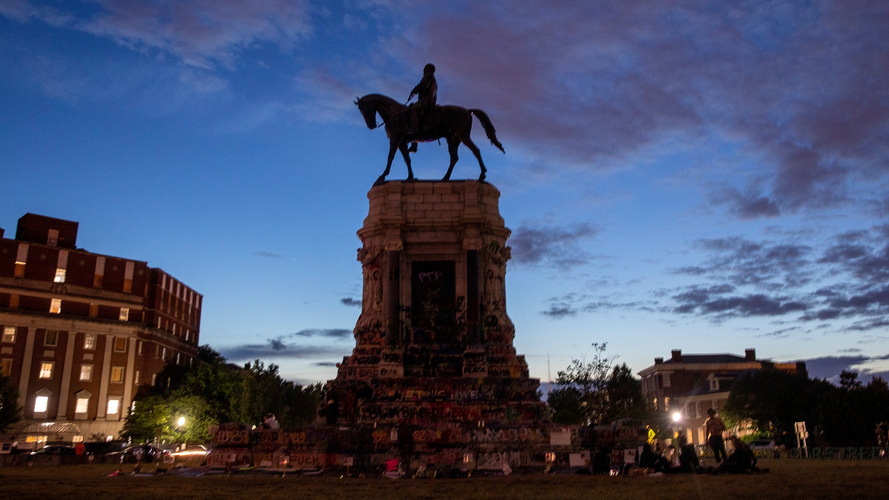 Virginia's 12-Ton Robert E. Lee Statue Is Finally Removed