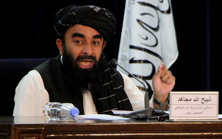 Ο εκπρόσωπος των Ταλιμπάν, Ζαμπιντουλάχ Μουτζαχίντ, ανακοινώνει τη νέα κυβέρνηση. 