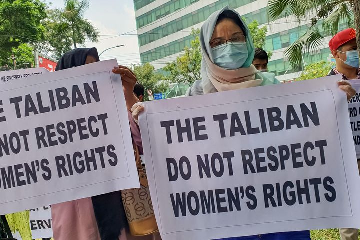 Διαδηλωτές έξω από την Υπατη Αρμοστεία του ΟΗΕ για τους πρόσφυγες, διαμαρτύρονται για την αντιμετώπιση των γυναικών από τους Ταλιμπάν. 